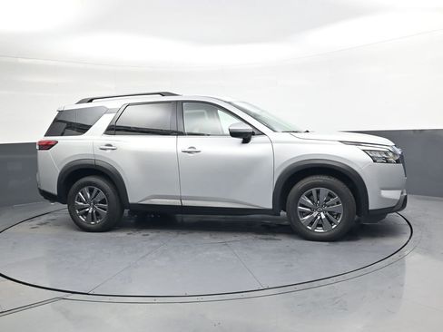 Used 2025 Nissan Pathfinder SV image 3