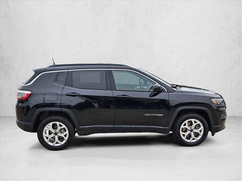 Used 2025 Jeep Compass Latitude AWD/4WD image 4
