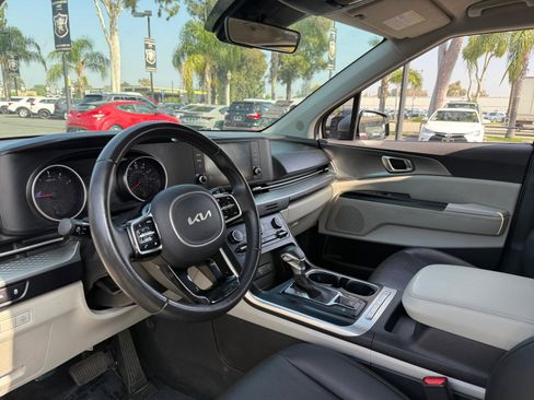 Used 2022 Kia Carnival LX image 14