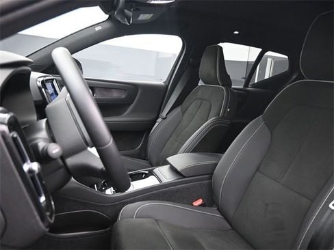 Used 2023 Volvo XC40 Recharge Ultimate image 9