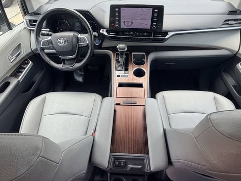 Used 2023 Toyota Sienna XLE FWD image 12