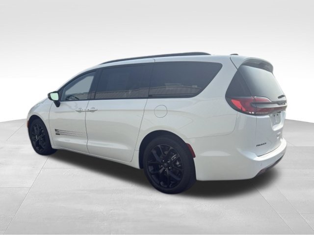New 2027 Chrysler Pacifica Select FWD image 2