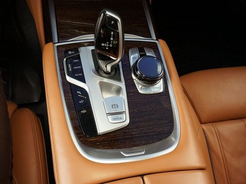 Used 2022 BMW 750i xDrive w/ Executive Package image 19