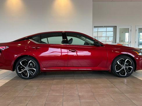 Used 2023 Nissan Altima 2.5 SR image 3
