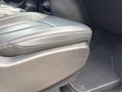 Used 2025 Chrysler Pacifica Select image 24