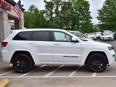 Used 2018 Jeep Grand Cherokee Altitude AWD/4WD image 7
