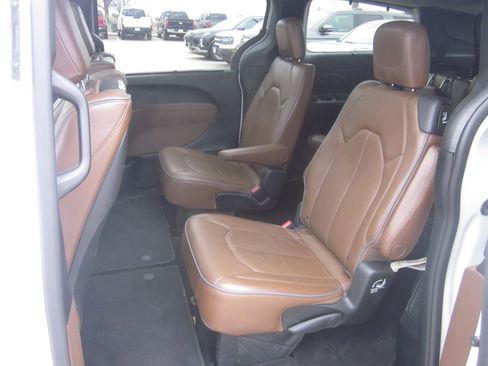 Used 2018 Chrysler Pacifica Limited image 9