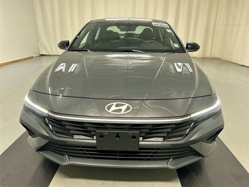 Used 2025 Hyundai Elantra Sport image 3