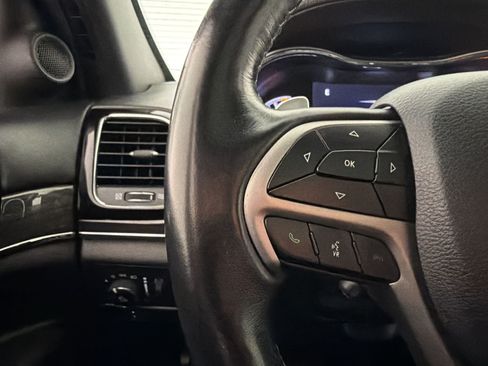 Used 2020 Jeep Grand Cherokee Overland AWD/4WD image 16