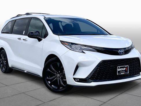 Used 2025 Toyota Sienna XSE w/ XSE Plus Package image 3