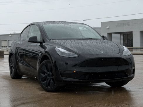 Used 2025 Tesla Model Y Long Range RWD image 2