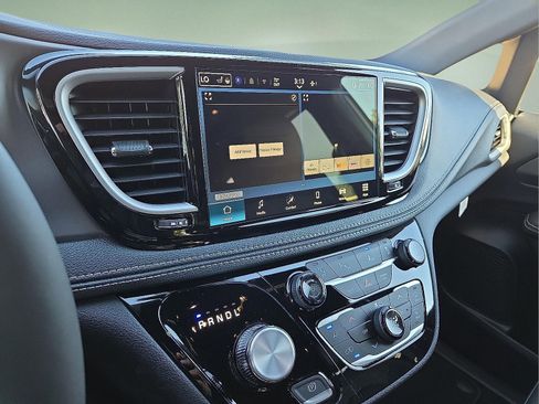 New 2026 Chrysler Pacifica Select image 17