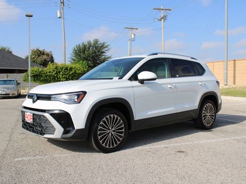 New 2025 Volkswagen Taos SE image 6