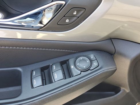 Used 2022 Chevrolet Traverse LT image 29