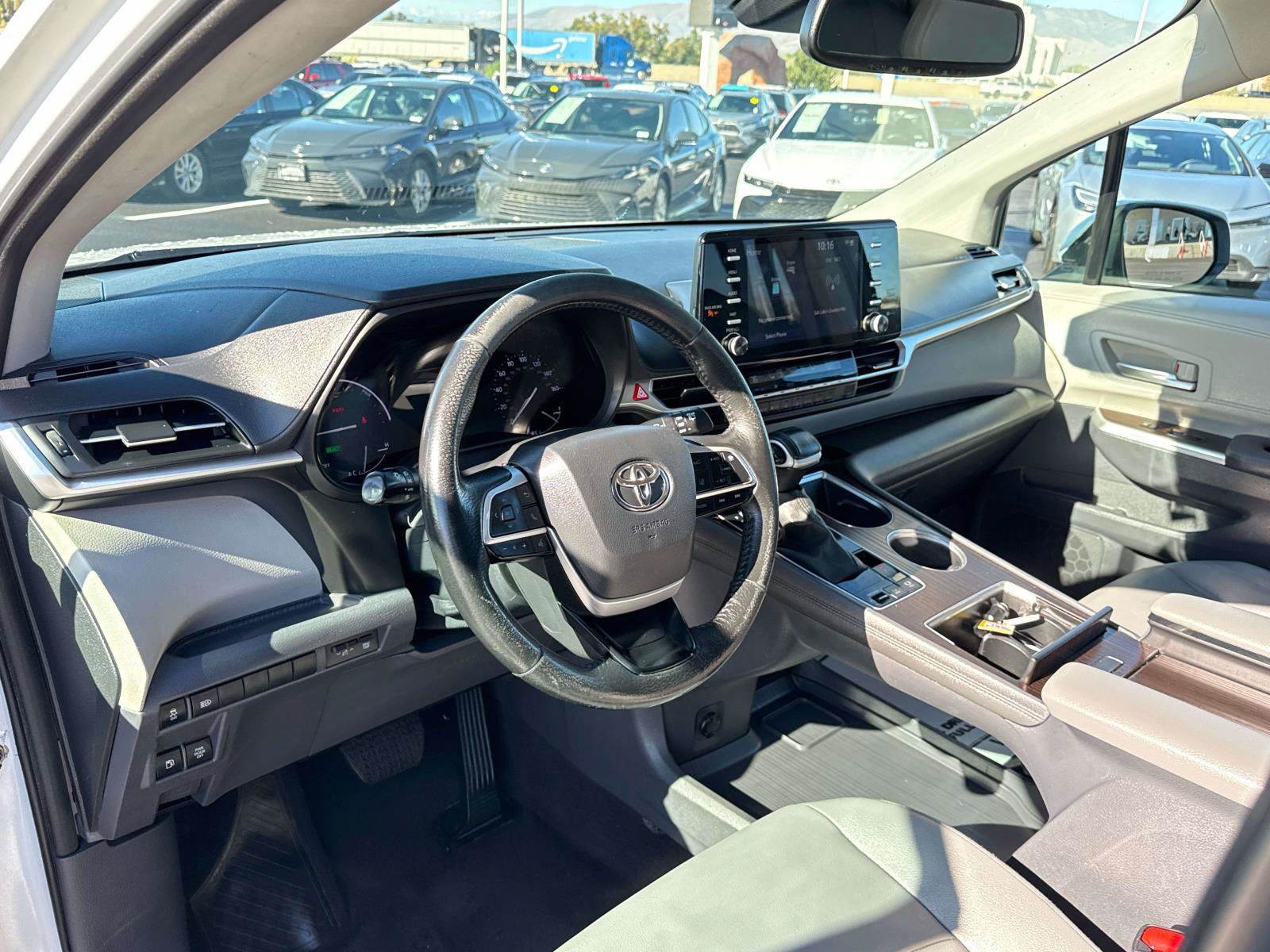 Used 2023 Toyota Sienna XLE FWD image 10