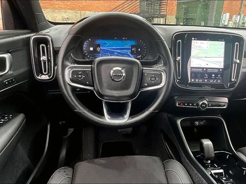 Certified 2025 Volvo XC40 B5 Plus AWD/4WD image 7