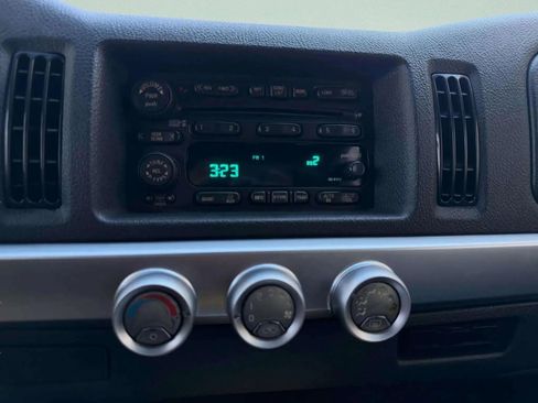 Used 2004 Chevrolet SSR w/ Preferred Equipment Group image 28