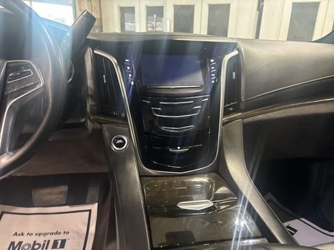 Used 2020 Cadillac Escalade ESV Platinum image 21