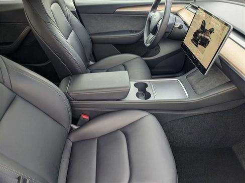 Used 2022 Tesla Model Y Long Range image 19