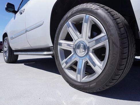 Used 2020 Cadillac Escalade Luxury image 6