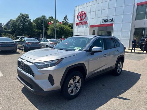 Used 2025 Toyota RAV4 XLE AWD/4WD image 2