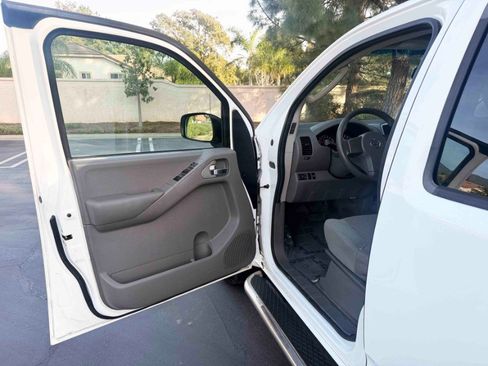 Used 2010 Nissan Frontier SE image 15