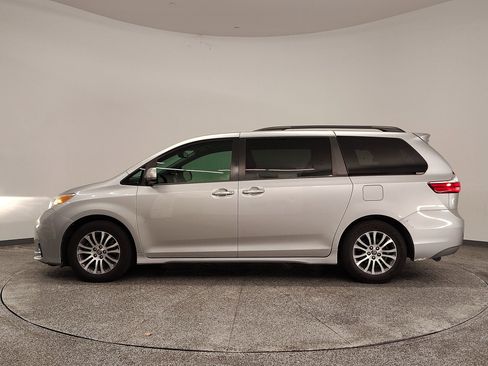 Used 2019 Toyota Sienna XLE image 2