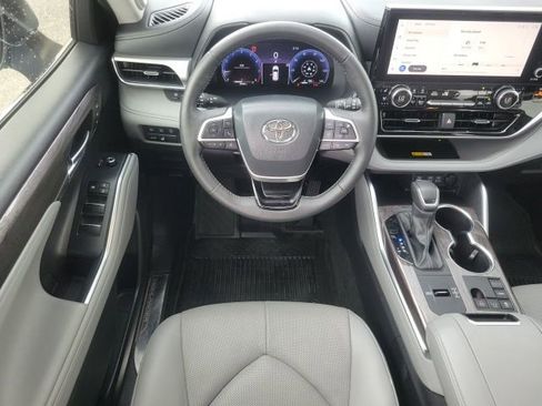 Used 2024 Toyota Highlander Platinum FWD image 16