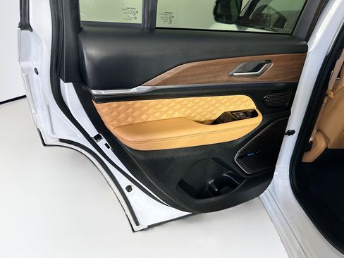 Used 2022 Jeep Grand Cherokee Summit w/ Advanced Protech Group IV image 28