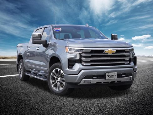 Used 2025 Chevrolet Silverado 1500 High Country w/ Technology Package AWD/4WD image 2