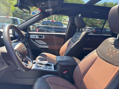 Used 2022 Ford Explorer King Ranch w/ Premium Technology Package image 10