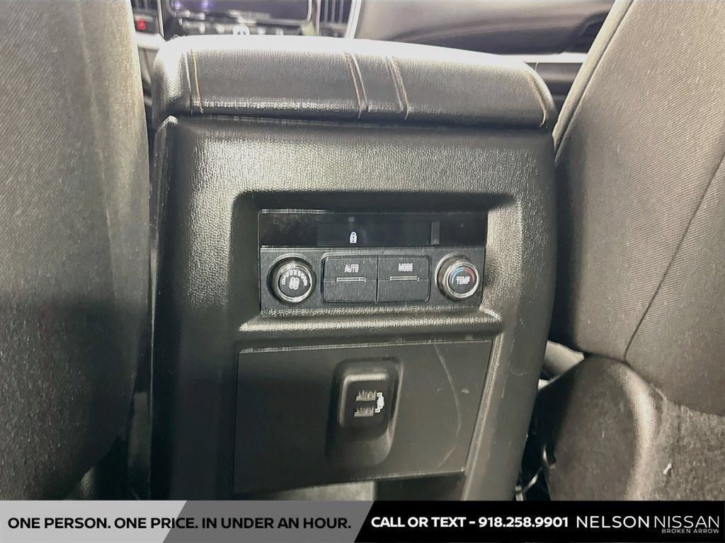 Used 2021 Chevrolet Traverse LT FWD image 24