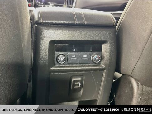 Used 2021 Chevrolet Traverse LT FWD image 24
