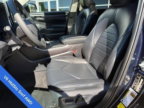 Used 2022 Toyota Highlander XLE AWD/4WD image 17