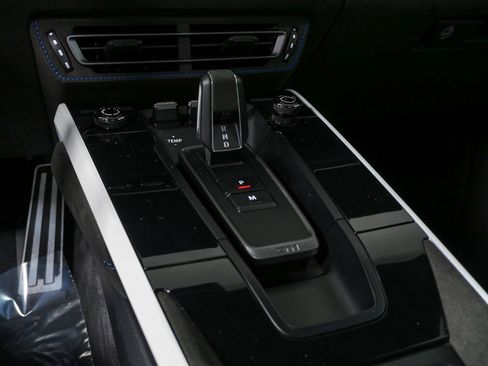 Certified 2023 Porsche 911 Dakar image 18