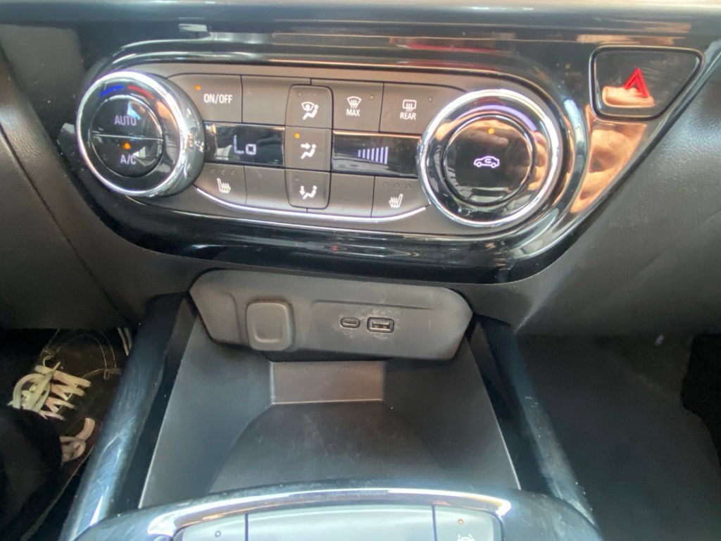 Used 2025 Chevrolet Trax LT w/ LT Convenience Package FWD image 29