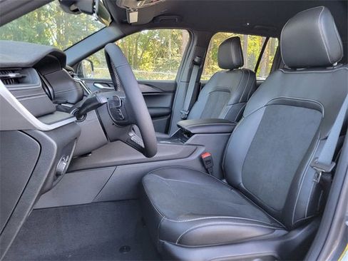 New 2025 Jeep Grand Cherokee Altitude image 19