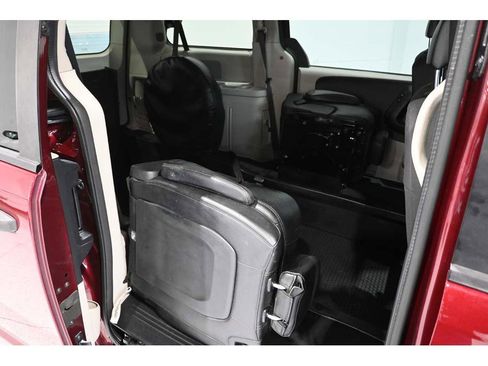 Used 2019 Dodge Grand Caravan SE FWD image 18