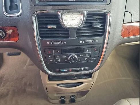 Used 2016 Chrysler Town & Country Touring w/ Driver Convenience Group FWD image 8
