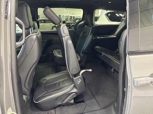 Used 2025 Chrysler Pacifica Limited image 37