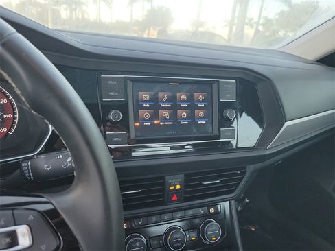 Certified 2021 Volkswagen Jetta SE image 22