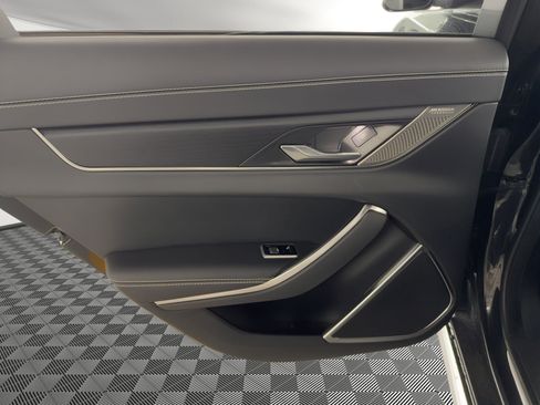 Used 2022 Jaguar XF R-Dynamic SE image 17