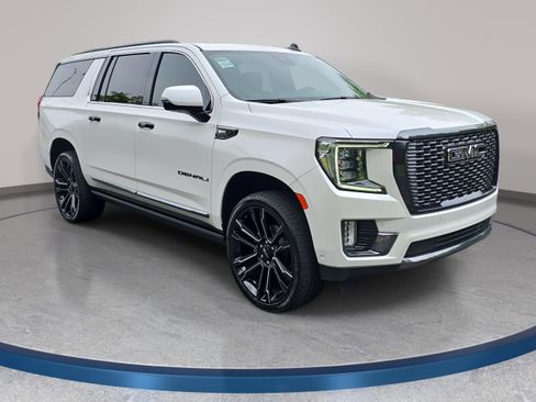 Used 2023 GMC Yukon XL Denali Ultimate AWD/4WD image 3
