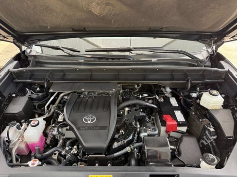 Used 2025 Toyota Highlander LE FWD image 29
