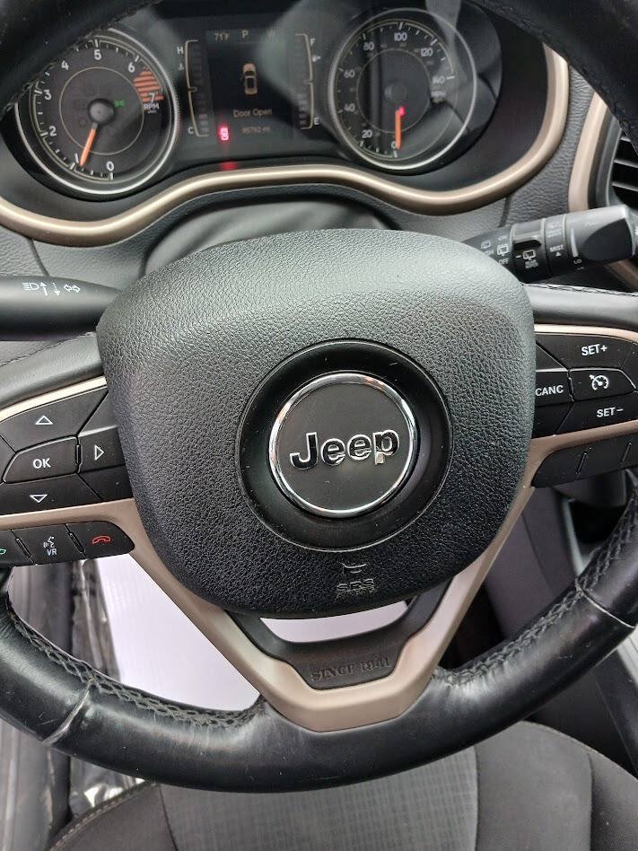 Used 2016 Jeep Cherokee Latitude w/ Cold Weather Group AWD/4WD image 8