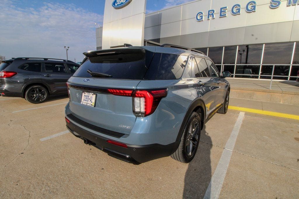 Used 2025 Ford Explorer ST-Line w/ ST-Line Street Pack AWD/4WD image 3