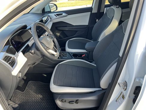 Certified 2025 Volkswagen Taos SE w/ Panoramic Sunroof Package image 16