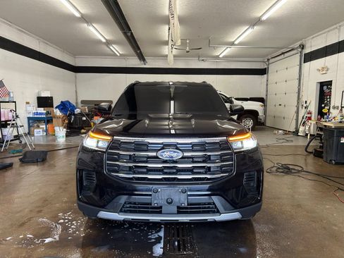 Used 2025 Ford Explorer Active AWD/4WD image 8