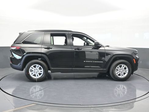 Used 2025 Jeep Grand Cherokee Laredo image 7