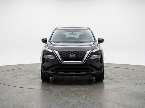 Used 2025 Nissan Rogue SV image 2
